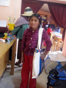 (Español) "Fundación Pueblo me regalo un bolsa con material escolar para ir al colegio." Becada Roxana Yapura Gaspar, de la comunidad de Condorcuyo, asiste al núcleo educativo de Capunita.