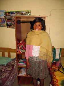 (Español) "El hospedaje me dio mi cama, mi ropero para que este bien y pueda ir al colegio a aprender." Becada, Giovana Flores Toco de la comunidad de Chiru Chiru, asiste a la Unidad Educativa de Uyuni.