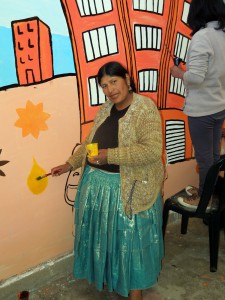 (Español) "Estoy feliz de haber venido a aprender cómo hacer un mural" Eli Huanca, líder del sindicato de mujeres constructoras, en un taller de la Fundación Pueblo