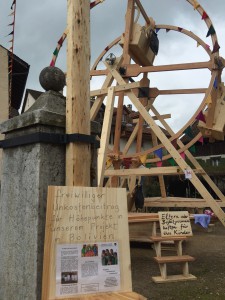 Eine besonders spektakuläre Spendenaktion gab es auf dem diesjährigen Oltiger-Määrt. Tobias Martin und Florence Brenzikofer sorgten mit einem selbstgebauten Holzriesenrad für Spass für Gross und Klein. Auch nach ihrer Freiwilligenzeit in Bolivien engagieren sich die beiden – nun wieder in der Schweiz - für die Programme der Fundación Pueblo. So gingen die freiwilligen Beiträge der Mitfahrer auf dem Holzriesenrad an die „Schülerpension in Gastfamilien“, die die beiden im Norden von Potosí persönlich mit gestalten konnten. Dadurch kommt Tobias eindrucksvolle eidgenössische Handwerkskunst auch jetzt noch den Kindern und Landfrauen in Boliviens Armutsregionen zugute.