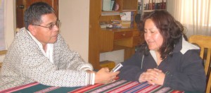 Oscar Garcia, the local reporter from Yanacachi, interviewing Esther Ibañez, the coordinator of the vocational training in El Alto 